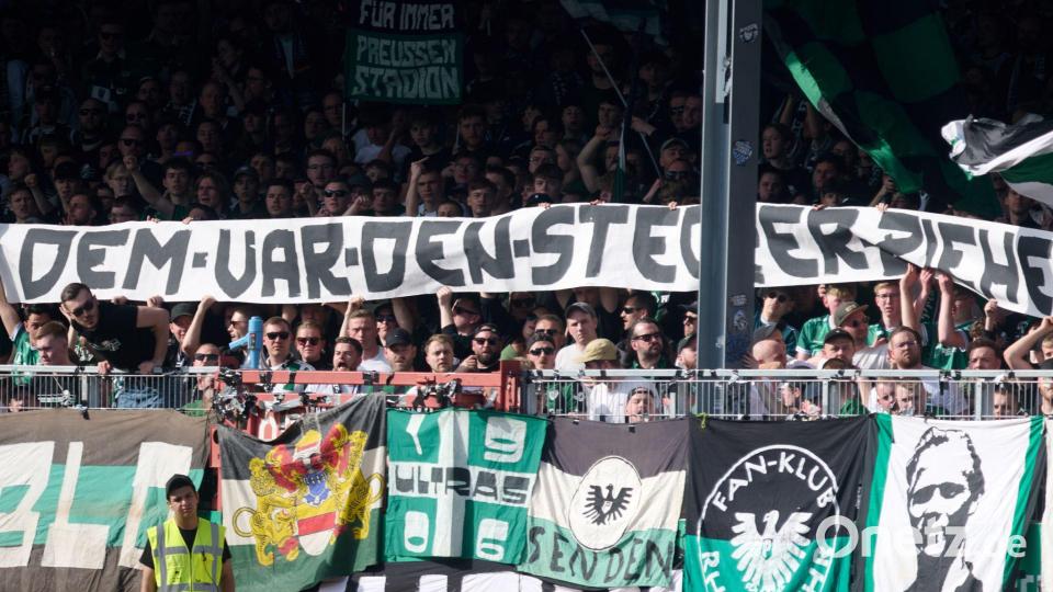 Im Preußen-Fanblock wurde ein Transparent mit der Aufschrift „Dem VAR den Stecker ziehen“ gezeigt. Bild: Bernd Thissen/dpa