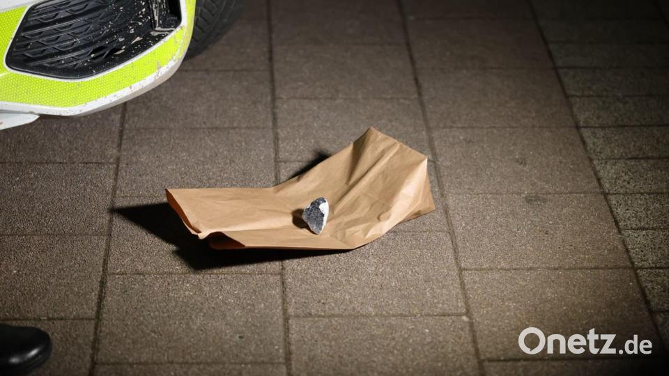 Der Meteorit in Koblenz wurde zum Größenvergleich vor ein Auto gelegt. Bild: Thomas Frey/dpa