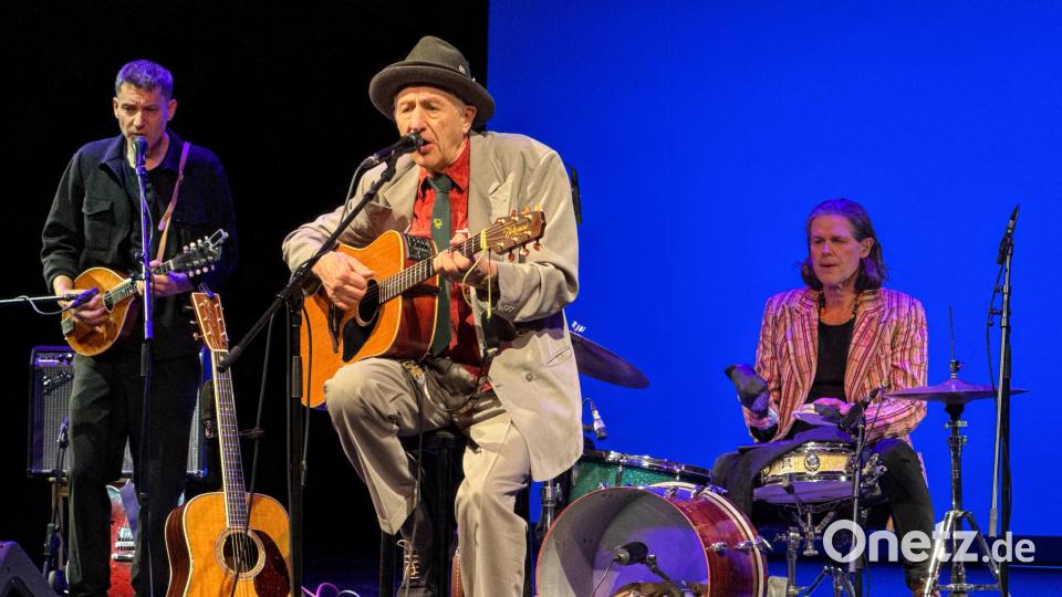 Georg Ringsgwandl im Stadttheater in Amberg. Da machte er am Samstag viel Musik und erzählte eigentümliche Geschichten. Hinten links: Daniel Stelter, am Schlagzeug Tommy Baldu. Es fehlt hier der Franke. Bild: Petra Hartl