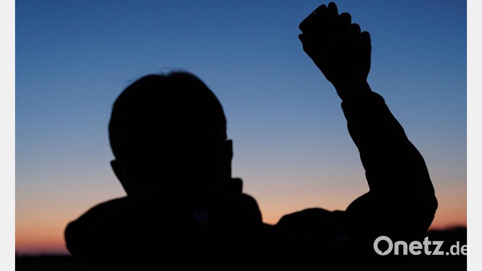 Umweltwissenschaftler Marcel Holy hält einen Lautsprecher in die Höhe. Der aufgezeichnete Revierruf des männlichen Rebhuhnes soll die echten Hähne dazu bringen, lautstark zu antworten. So können die Wildvögel gezählt werden. Bild: David Ebener/dpa