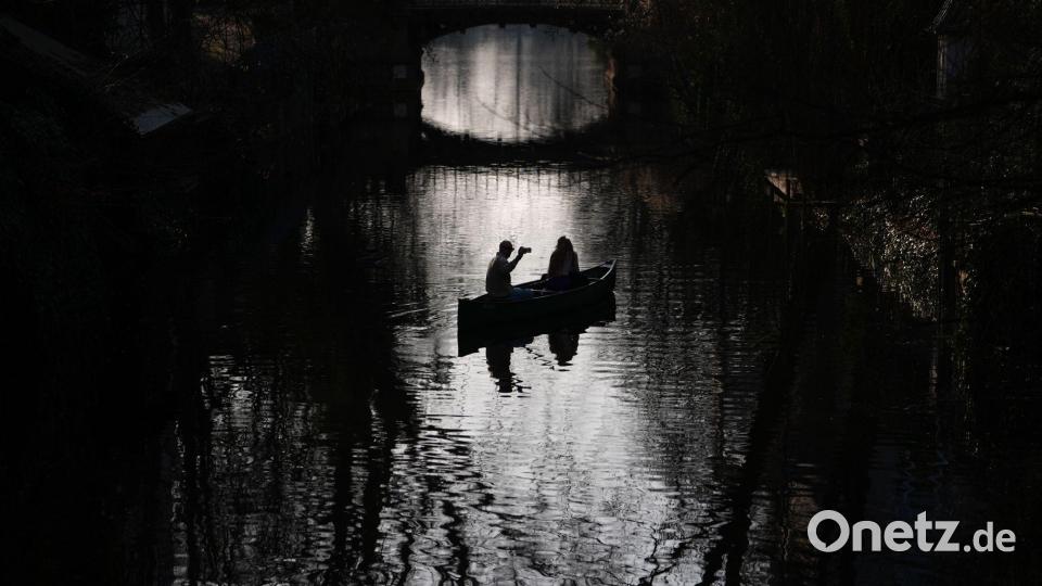 Ein Pärchen fotografiert sich mit einem Smartphone in einem Kanu während der Fahrt auf dem Uhlenhorster Kanal. Bild: Marcus Brandt/dpa