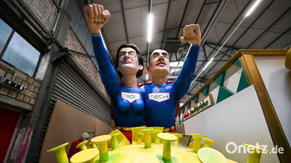 Selbst ein Rosenmontagswagen in Köln wurde Sahin und Türeci 2022 gewidmet. (Archivbild) Bild: Federico Gambarini/dpa