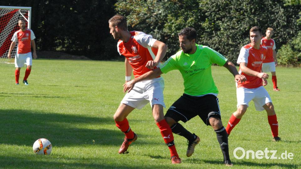Roman Wimmer (am Ball) wechselt vom SC Mähring zum SV Mitterteich. Bild: Gebert, Rudolf