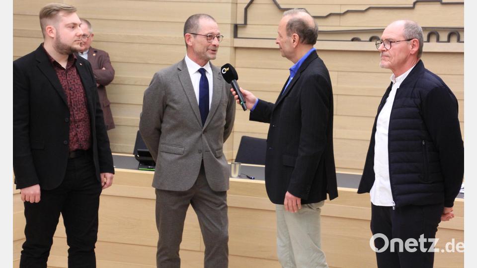 Interview fürs Lokalfernsehen (von links): SPD-Kandidat Jonas Prauschke, Harald Siegert (CSU), Thomas Bärthlein von OTV und Hans-Peter Schärl (FW). Bild: Konrad Rosner