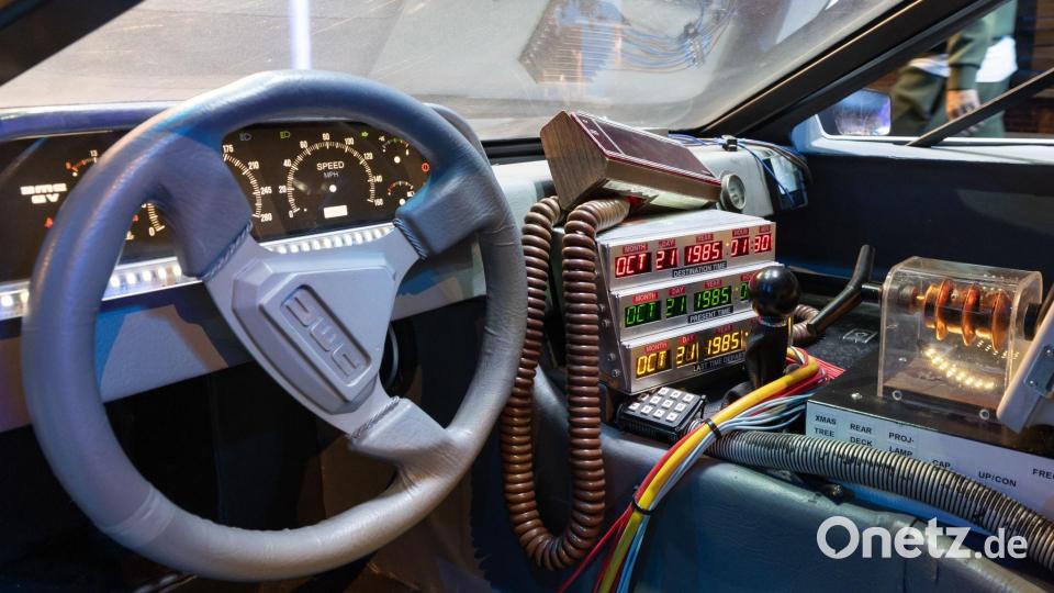 Bei einem Blick ins Innere des DeLorean finden sich viele bekannte Details aus den Filmen. Bild: Ulrich Perrey/dpa