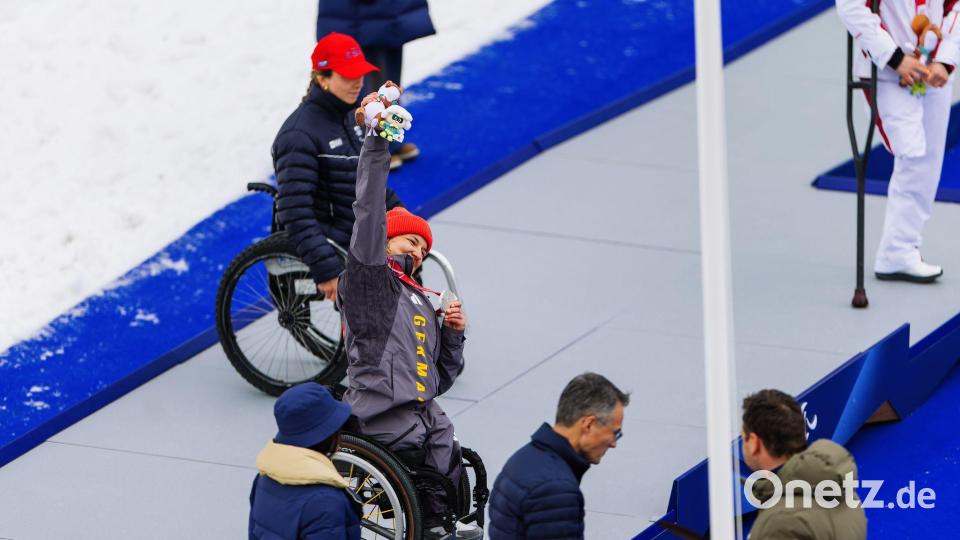 Anna-Lena Forster jubelt über ihre Silbermedaille. Bild: Philipp von Ditfurth/dpa