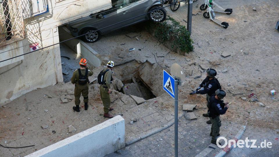 Nach einem Raketeneinschlag in Tel Aviv sind Anwohner schockiert. Bild: Ohad Zwigenberg/AP/dpa