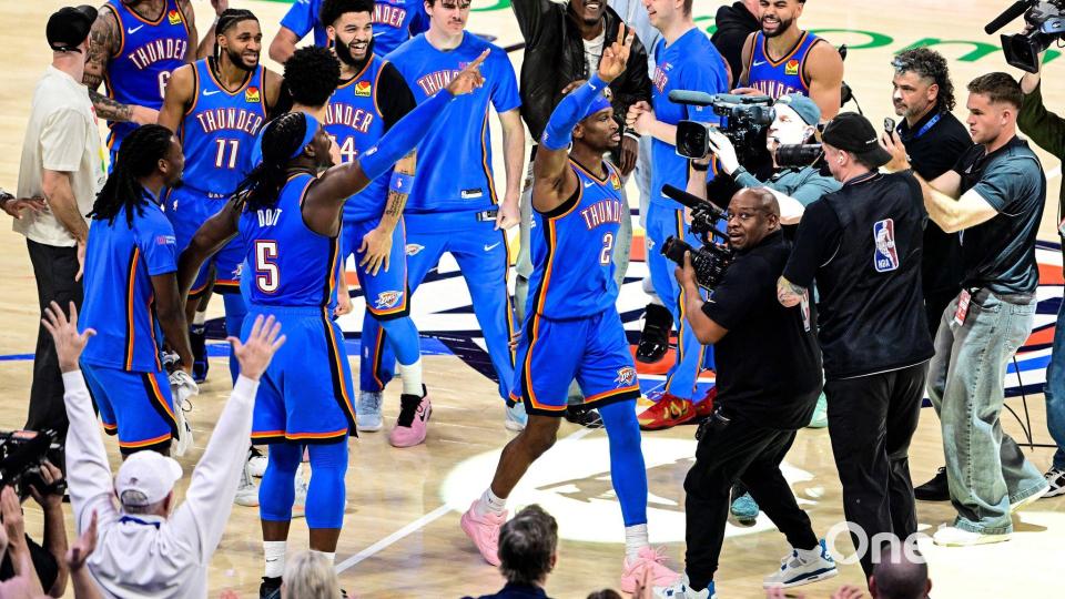 Shai Gilgeous-Alexander (Mitte, 2) lässt sich nach seinem verwandelten Dreier zum Sieg feiern. Bild: Gerald Leong/AP/dpa