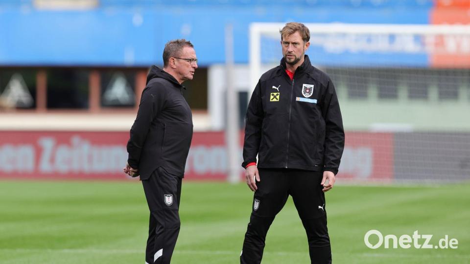 Neuer Trainer in Braunschweig: Lars Kornetka (r), Assistenzcoach von Ralf Rangnick bei der österreichischen Nationalmannschaft. (Archivbild) Bild: Christian Charisius/dpa