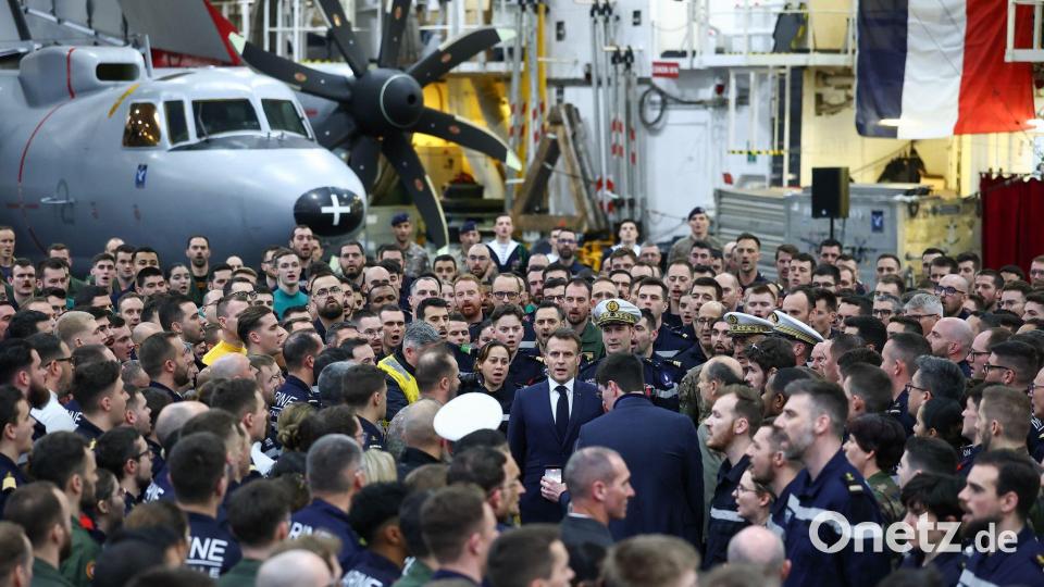 Der französische Präsident Emmanuel Macron (M) singt die Nationalhymne mit der Besatzung des französischen Flugzeugträgers Charles de Gaulle während seines Besuchs in Zypern. Bild: Gonzalo Fuentes/Reuters Pool Photo via AP/dpa