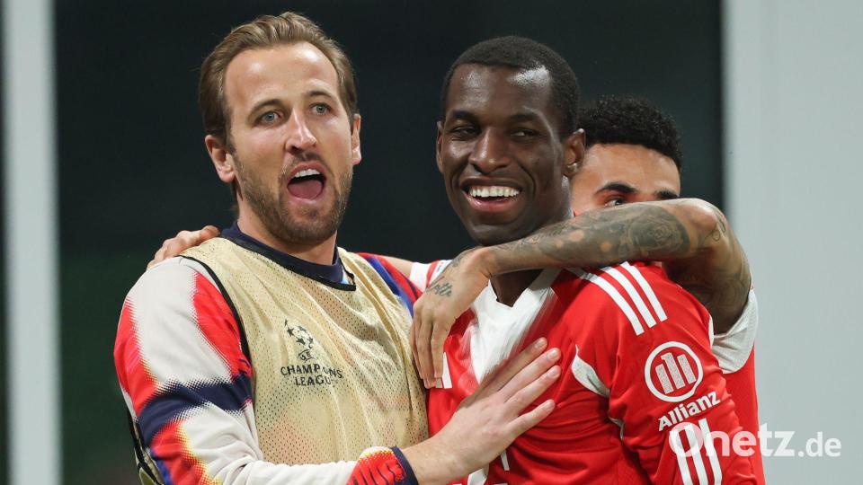 Ersatzspieler Harry Kane (l) bejubelt mit seinem Stellvertreter Nicolas Jackson dessen Tor zum 4:0. Bild: Jan Woitas/dpa