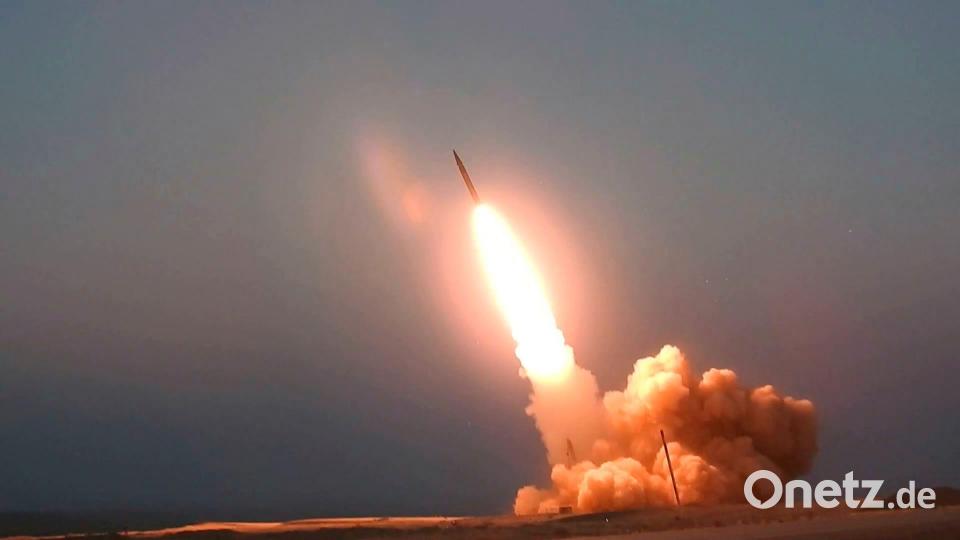 Dieses Bild soll den Start der Rakete „Märtyrer Hadsch Ghassem“ an einem unbekannten Ort zeigen. Bild: Uncredited/Iranian Defense Ministry/AP/dpa