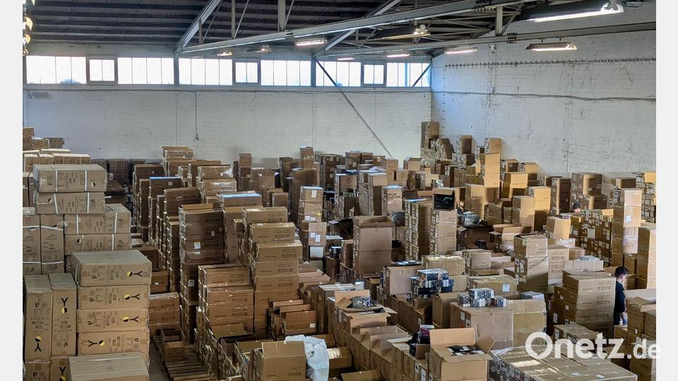 Immer mal wieder hebt der Zoll Lager mit großen Mengen an illegalen E-Zigaretten aus, hier ein Beispiel aus Neuss (NRW) Ende 2024. (Archivbild) Bild: Zollfahndungsamt Essen/dpa