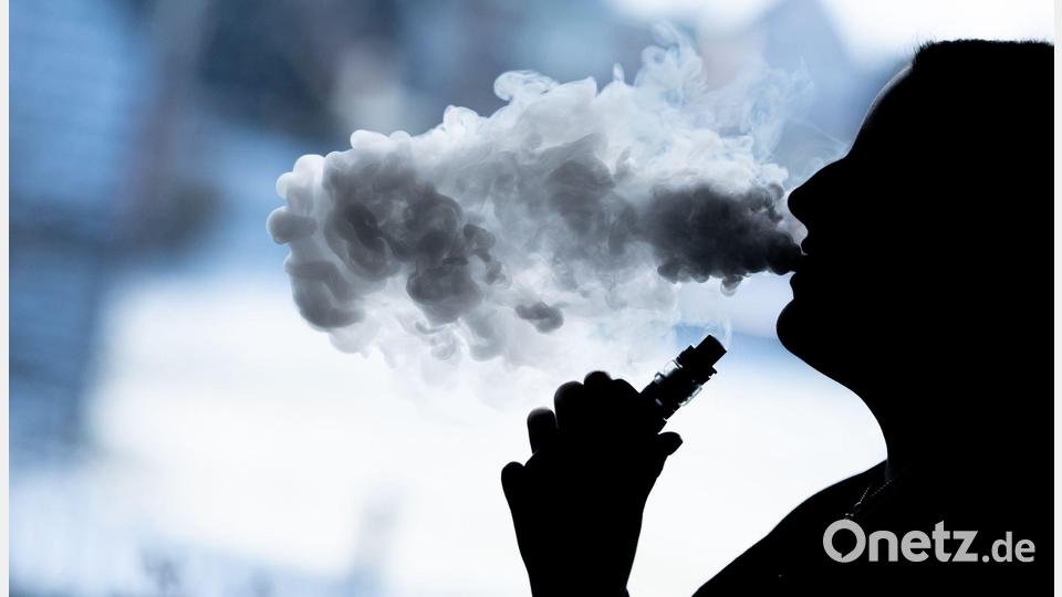 Eine dampfen – für viele Menschen in Deutschland ist das Alltag. (Symbolbild) Bild: Silas Stein/dpa