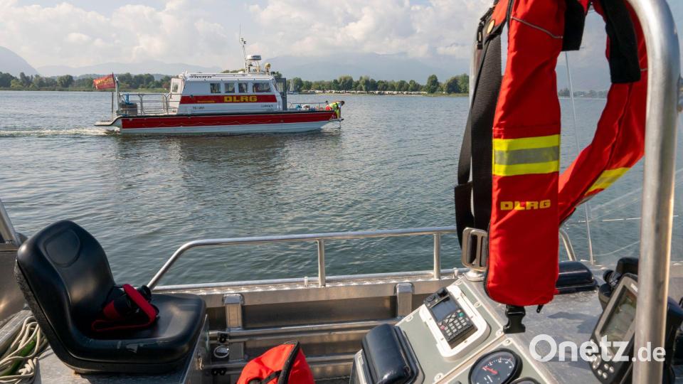 Wenn die Hilfe nicht nach wenigen Minuten da ist, ist es oft zu spät. Die DLRG plädiert dafür, nur an bewachten Badestellen zu schwimmen. (Symbolbild) Bild: Peter Kneffel/dpa