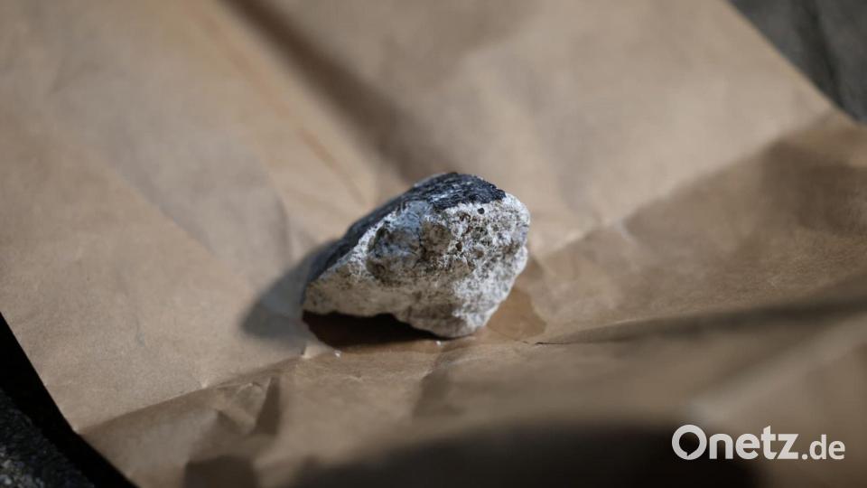 Meteoritenjäger unterziehen ihre Fundstücke einer eingehenden Untersuchung. Bild: Thomas Frey/dpa/dpa-tmn