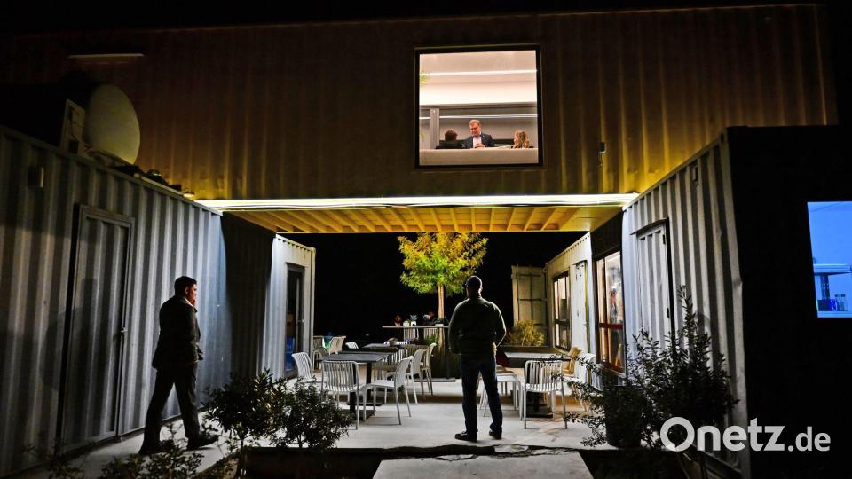 Außenminister Johann Wadephul steht während eines Besuchs in Zypern, vor einem Treffen mit dem Außenminister der Vereinigten Arabischen Emirate, im zweiten Stock eines Cafés. Bild: Sebastian Christoph Gollnow/dpa