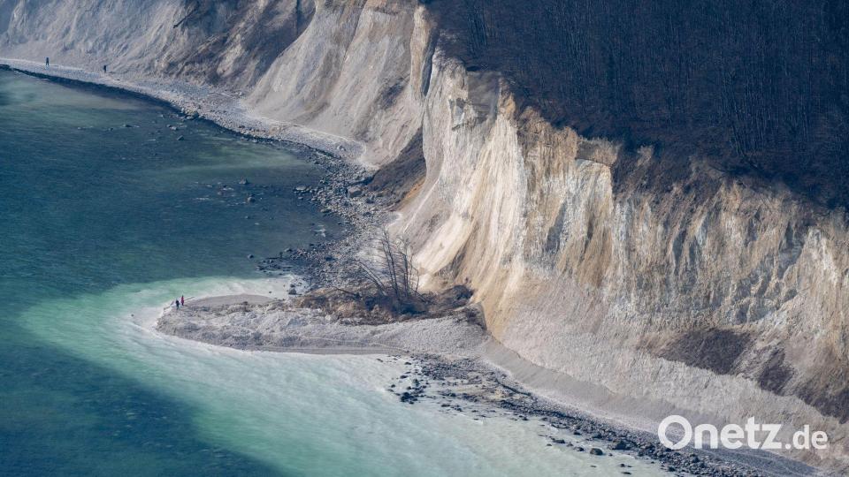 Ein Blick über den Strand am Kreidesteilufer des Nationalparks Jasmund auf der Insel Rügen nach einem Abbruch von 9.000 Kubikmetern Material. Bild: Stefan Sauer/dpa