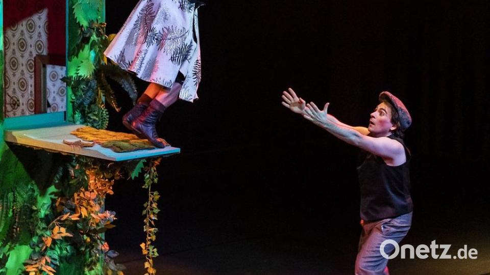 Das Stück "Elisa und die Schwäne" spielt in einem Land, wohin die Schwalben fliegen, wenn wir Winter haben. Bild: Hubert Braxmaier