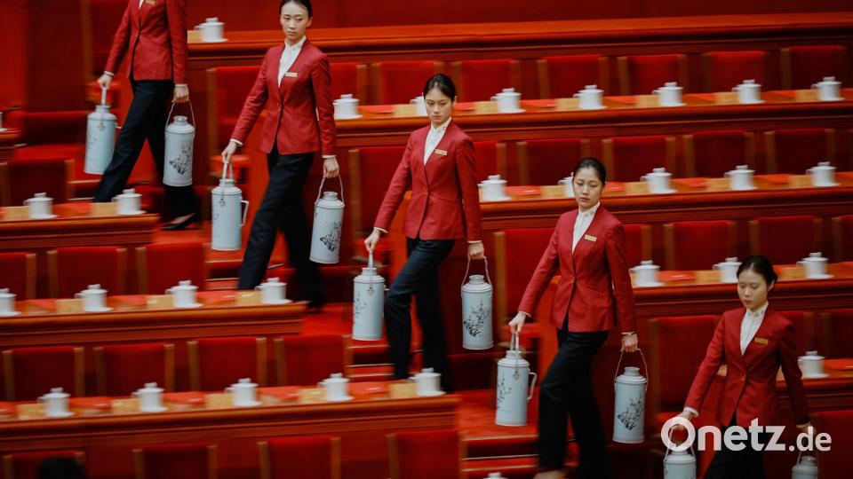 Hostessen bereiten Tee für die Delegierten vor der Abschlusszeremonie der Politischen Konsultativkonferenz des Chinesischen Volkes (CPPCC) in der Großen Halle des Volkes vor. Bild: Vincent Thian/AP/dpa