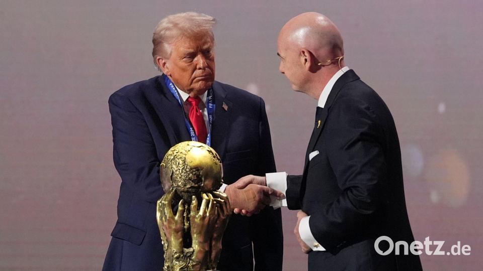 Trump (l) und Infantino pflegen ein enges Verhältnis. (Archivbild) Bild: Jacquelyn Martin/AP/dpa