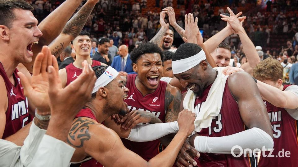 Bam Adebayo (rechts) wurde von Fans und Mitspielern für seine 83 Punkte gefeiert. Bild: Rebecca Blackwell/AP/dpa
