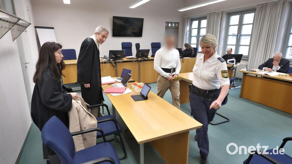 Wegen Doppelmordes an seiner Großmutter und deren Mann muss sich der Angeklagte vor dem Landgericht Memmingen verantworten. Bild: Karl-Josef Hildenbrand/dpa