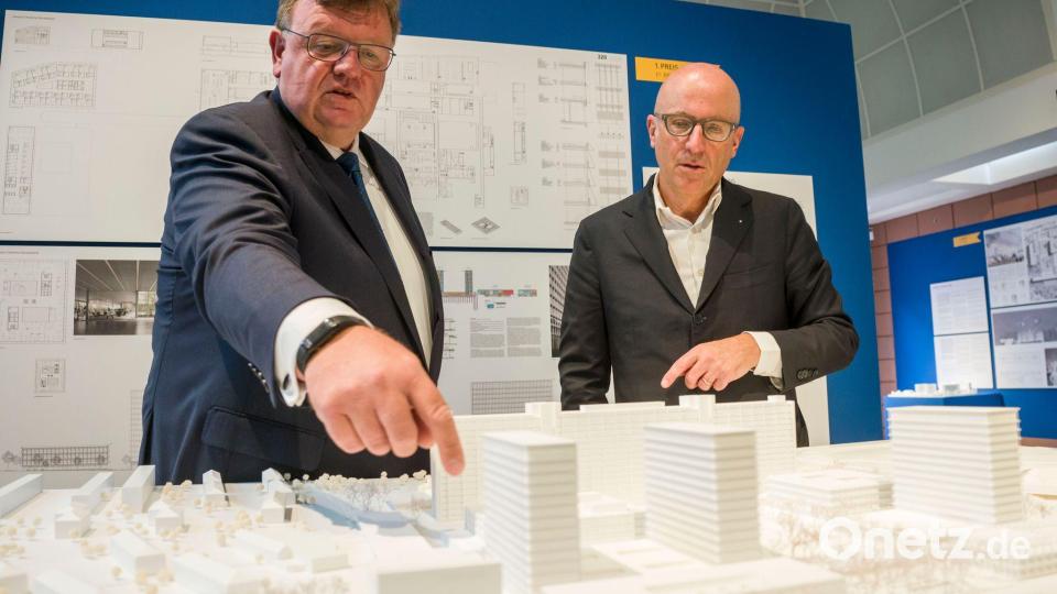 Der frühere Bundesbank-Vorstand Johannes Beermann (links) zeigt den ursprünglich geplanten Campus. (Archvbild) Bild: Frank Rumpenhorst/dpa