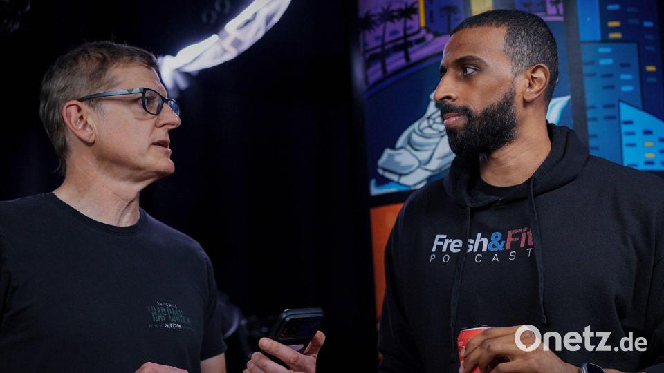 Louis Theroux taucht in die Manosphere ein - hier im Gespräch mit Amrou Fudl, besser bekannt als Myron Gaines. (Handout) Bild: -/Cr. Courtesy of Netflix /dpa