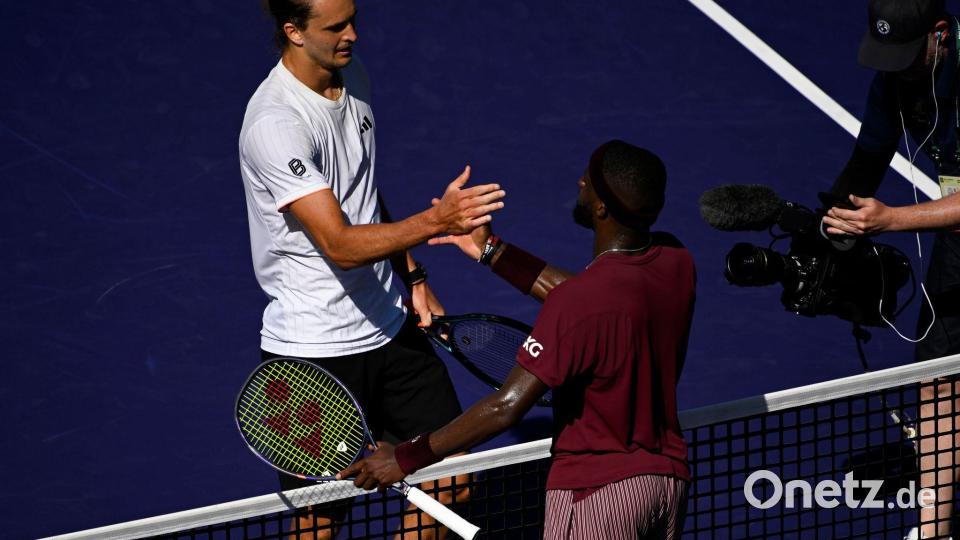 Respekt unter Kollegen: Zverev (links) gewinnt das Achtelfinale gegen Tiafoe. Bild: Charles Baus/CSM via ZUMA Press Wire/dpa