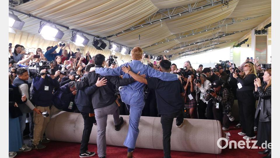 Hunderte Fotografen und Kameraleute sind beim Roll Out dabei. Bild: Barbara Munker/dpa