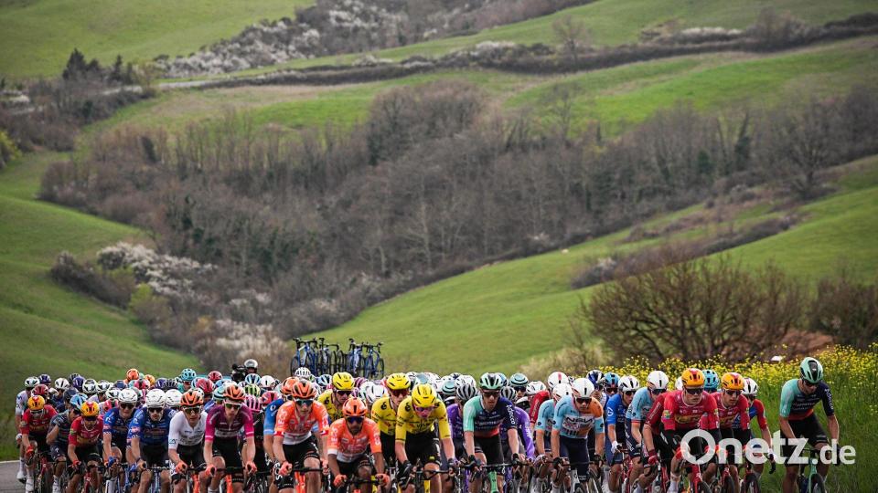 Das Feld der Fahrer fährt durch die toskanische Landschaft während der zweiten Etappe des Tirreno-Adriatico-Radrennens von Camaiore nach San Gimignano. Bild: Marco Alpozzi/LaPresse via AP/dpa