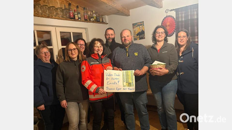Thomas Egner (Dritter von rechts) bei der Spendenübergabe an die Helfer-vor-Ort und an das Purzelvolk. Bild: Andrea Egner