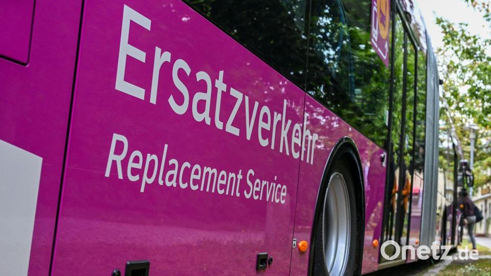 Der Ersatzverkehr mit Bussen bleibt auf vielen Linien noch bis Mitte Juni bestehen. (Archivbild) Bild: Jens Kalaene/dpa