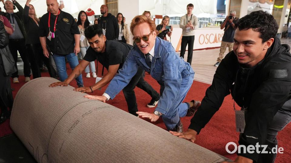 Der Komiker packt beim Roll Out mit an. Bild: Chris Pizzello/Invision/AP/dpa