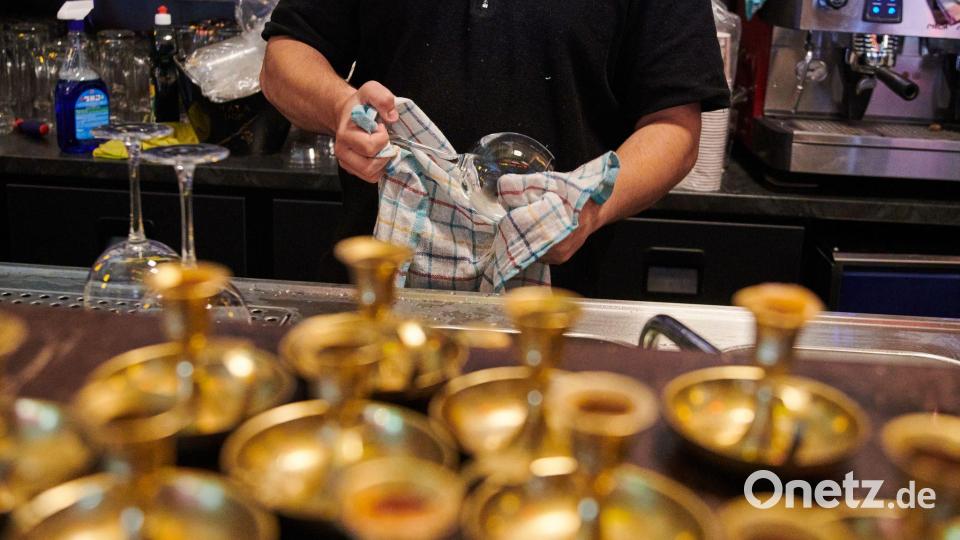 Kleines Geld statt Gold: Im Gastgewerbe arbeiten viele Beschäftigte zu niedrigen Löhnen. (Symbolfoto) Bild: Annette Riedl/dpa