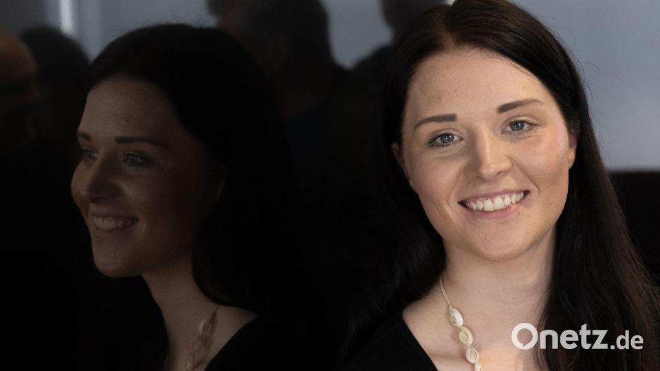 Lea Jantschke bekam vor vier Jahren einen Brief vom Empfänger der Niere ihrer Mutter. Bild: Boris Roessler/dpa