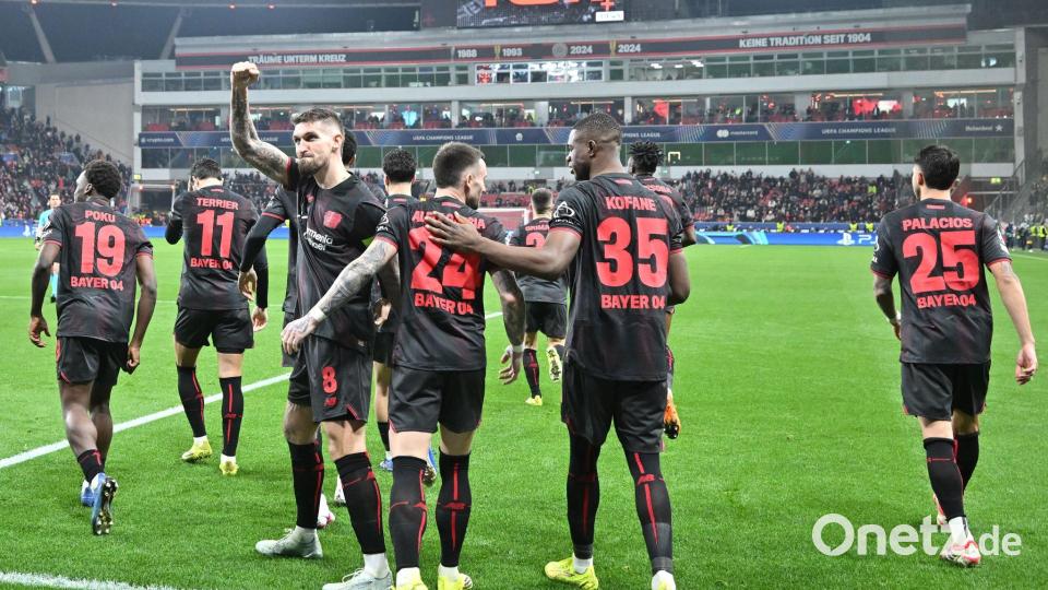 Robert Andrich (3.v.l) brachte Bayer in Führung. Bild: Anke Waelischmiller/dpa