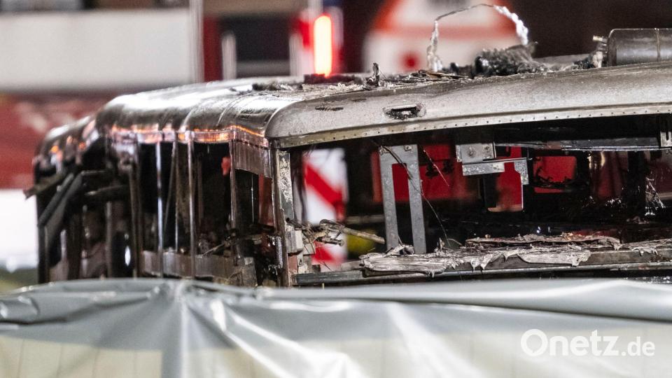 Die ausgebrannte Hülle eines Linienbusses im schweizerischen Kerzers. Bild: Alessandro Della Valle/KEYSTONE/dpa