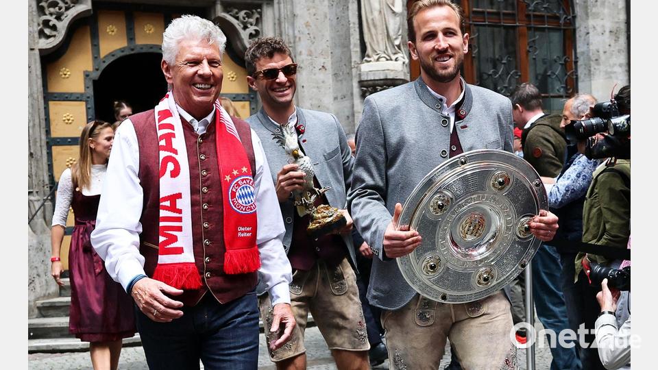 In der BR-Sendung sagte Dieter Reiter (links), dass er nach der Kritik darüber nachdenke, die Posten beim FC Bayern niederzulegen. (Archivbild) Bild: Daniel Löb/dpa