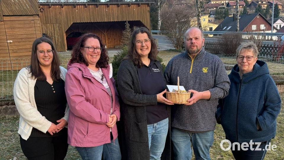 Thomas Egner (Zweiter von rechts) übergibt mit seiner Familie den Spendenanteil an die "Löschzwerge". Bild: Andrea Egner
