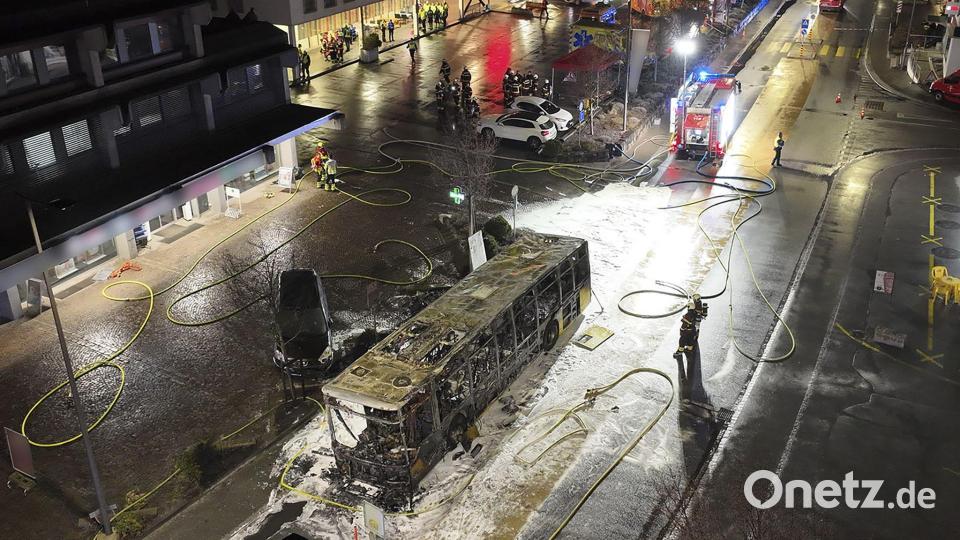 Der Bus brannte völlig aus. Bild: --/KANTONSPOLIZEI FREIBURG/dpa