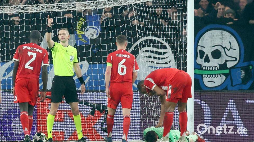 Bayern-Torwart Jonas Urbig liegt nach einem Kopf-Treffer verletzt am Boden. Bild: Jan Woitas/dpa