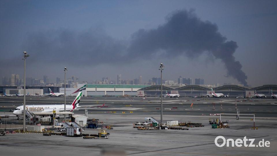 Rauchwolke nahe dem Flughafen in Dubai: Wegen des Kriegs im Nahen Osten saßen auch in den Vereinigten Arabischen Emiraten zahlreiche Reisende fest. (Archivbild) Bild: Altaf Qadri/AP/dpa