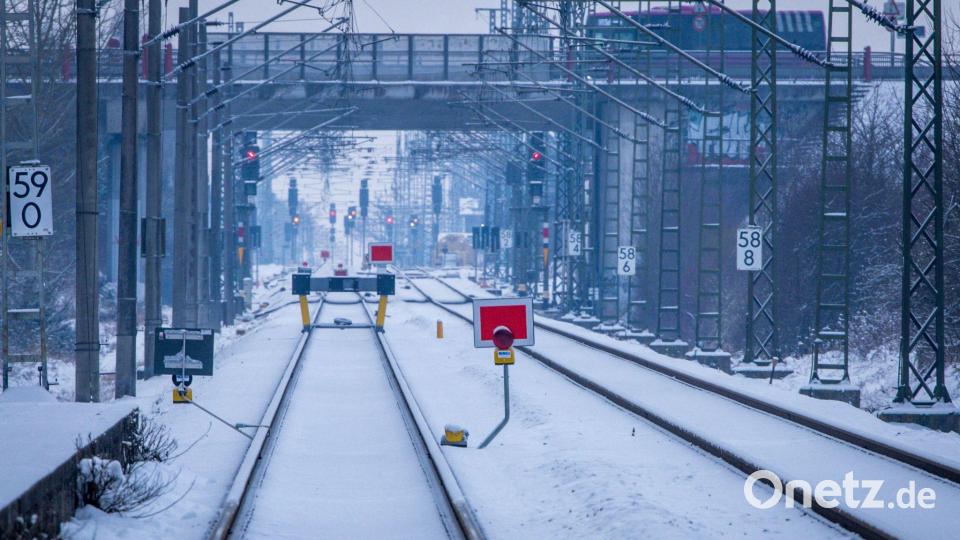 Wochenlanger Frost führte im Januar und Februar zu Verzögerungen bei der Sanierung der Bahnstrecke Hamburg-Berlin. (Archivbild) Bild: Jens Büttner/dpa