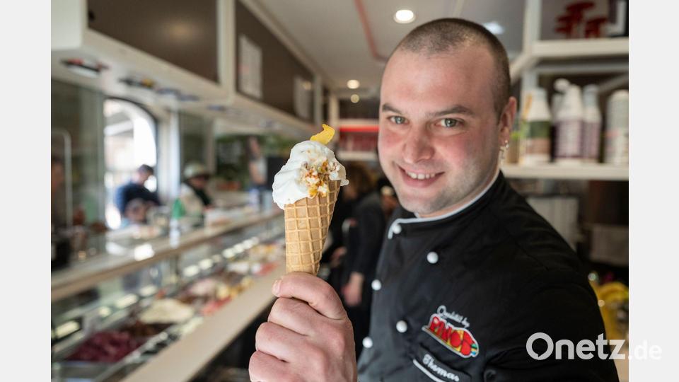 Gelatiere Thomas Micolino mit seinem Kamelmilch-Eis. Bild: Marijan Murat/dpa