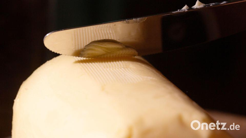 Butter war im Februar fast ein Drittel günstiger als ein Jahr zuvor. Eine Umfrage der dpa unter großen Lebensmittelhändlern ergab jedoch jüngst, dass Discounter und Supermärkte ihre Preise für Butter wieder erhöhen. Bild: Fernando Gutierrez-Juarez/dpa