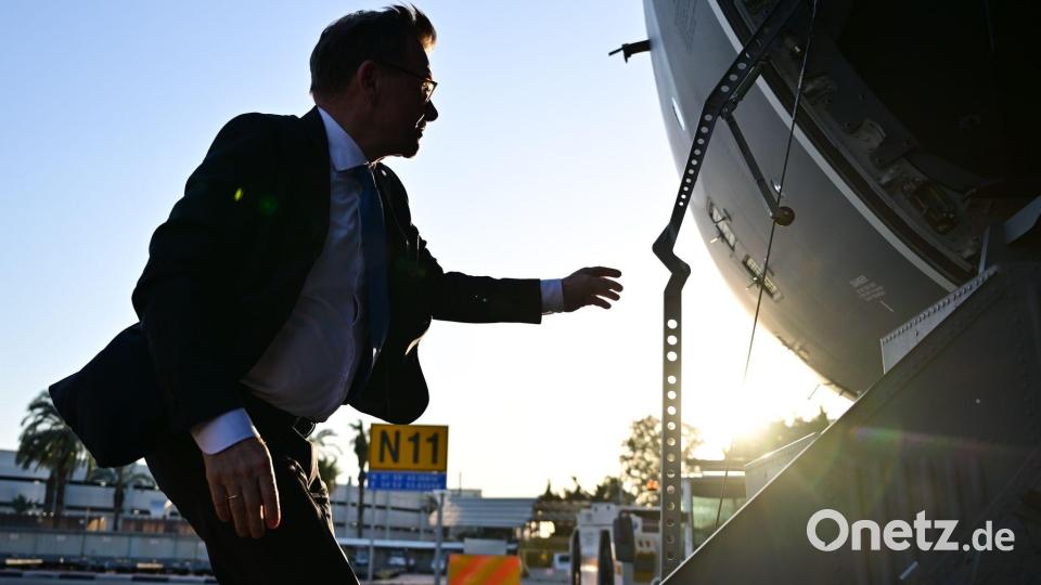 Außenminister Johann Wadephul steigt zum Ende eines Besuchs in Israel in einen A400M der Luftwaffe. Bild: Sebastian Gollnow/dpa