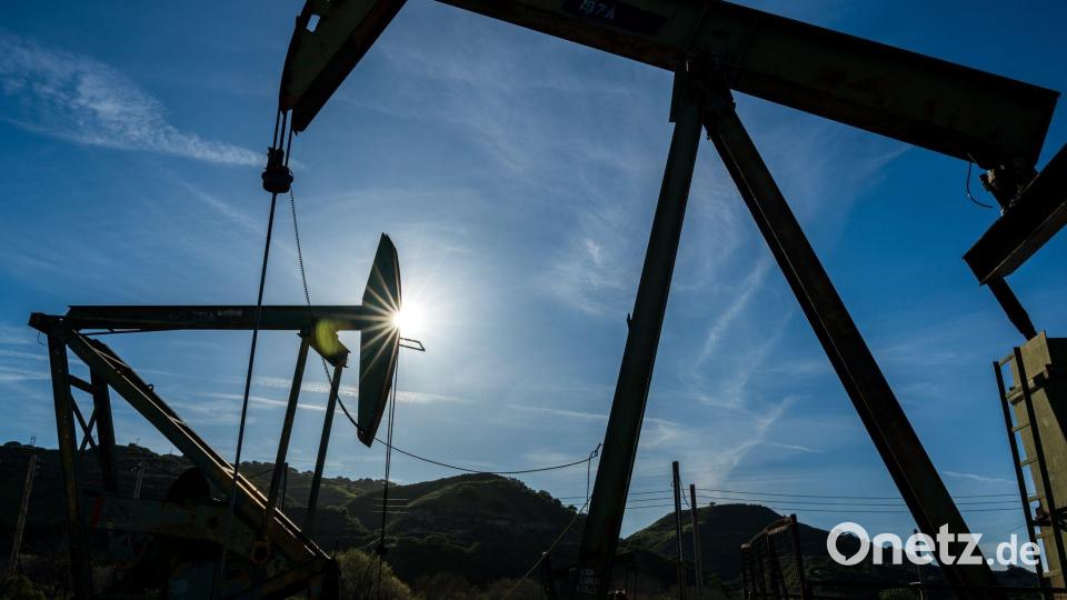 Mit dem Anstieg des Ölpreises drohen negative Folgen für die deutsche Wirtschaft (Archivbild) Bild: Nic Coury/AP/dpa