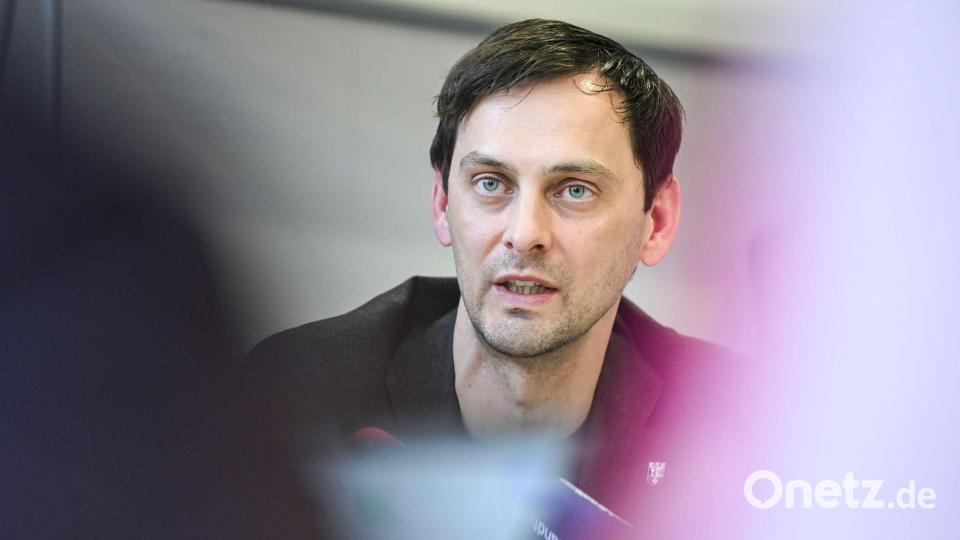 Für Neuköllns Bezirksbürgermeister Martin Hikel braucht es eine interne Überprüfung der Strukturen und Abläufe im Jugendamt. (Archivbild) Bild: Jens Kalaene/dpa